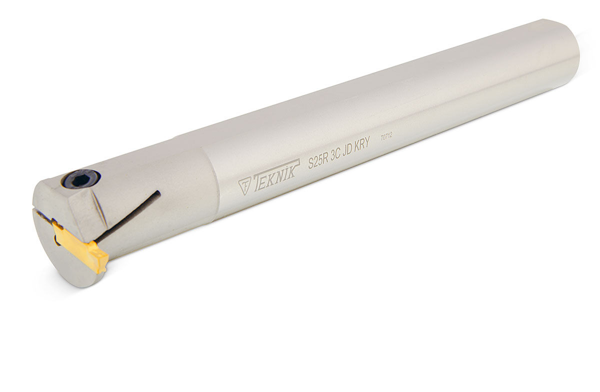 Stech-Bohrstange auf weißem Hintergrund. Mit einer Wendeplatte des Typs MGM 200/300/400/500. Auf der Seite des Werkzeugs befinden sich das Logo des Herstellers und der Artikelcode.