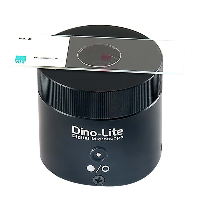 Rücklicht für Dino-Lite USB-Mikroskope. Ein schwarzer Zylinder auf weißem Hintergrund. Auf der Oberseite liegt eine Glasplatte auf der die Testflüssigkeit getan werden kann.