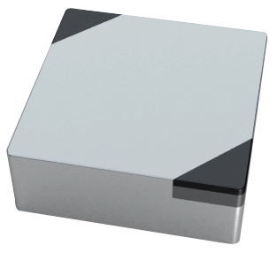 Viereckige CBN Wendeplatte des Typs SNGN auf durchsichtigem Hintergrund. Die Wendeplatte ist grau, zwei Ecken sind schwarz wegen der CBN-Beschichtung.