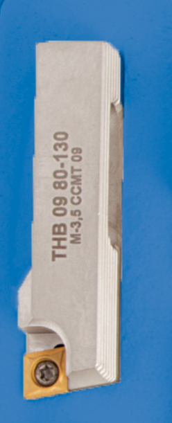 Ausdrehwerkzeug auf blauem Hintergrund. Die eingesetzte Wendeplatte ist gelb. Auf der Oberseite befinden sich das Logo des Herstellers Teknik Makina und der Artikelcode.