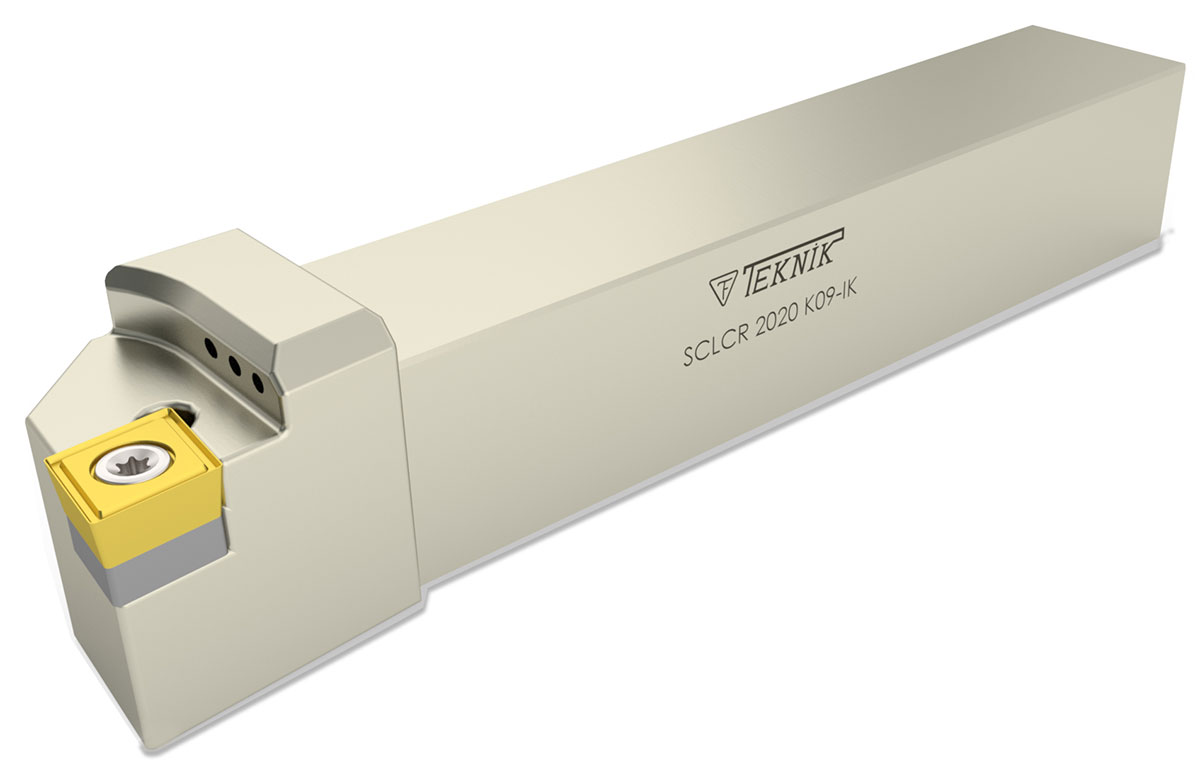 Klemmhalter SCLC auf weißem Hintergrund. Mit einer Wendeplatte des Typs CCMT. Auf der Seite des Werkzeugs befinden sich das Logo des Herstellers und der Artikelcode.