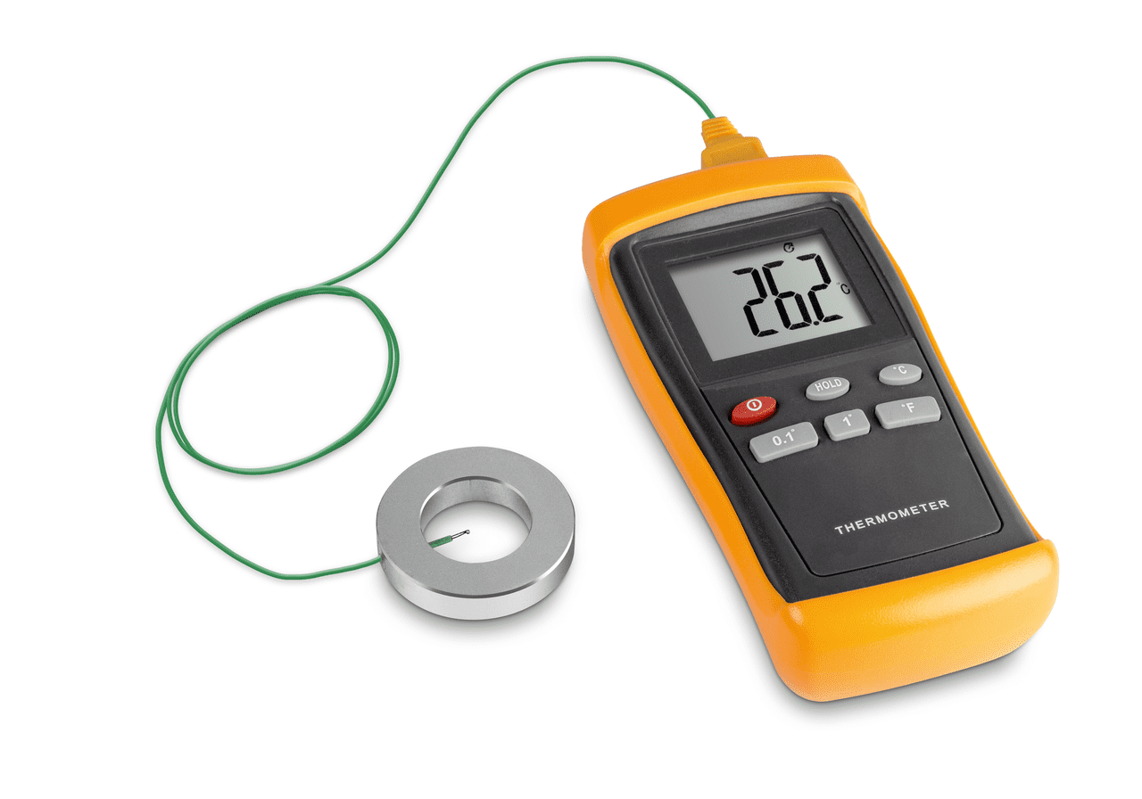 Temperatur Kalibrierset auf weißem Hintergrund. Das Set besteht aus einem orangenen Auswertegerät und einen grünen Taster. Das Lesegerät hat eine Digitalanzeige. Als Beispiel liegt ein Einstellring auf das Ende vom Taster.