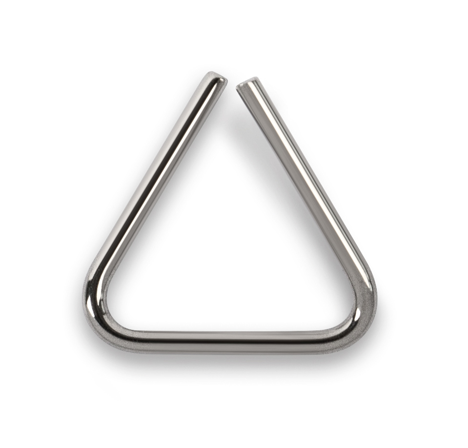 Silberner Draht in Dreiecksform gebogen auf weißem Hintergrund.